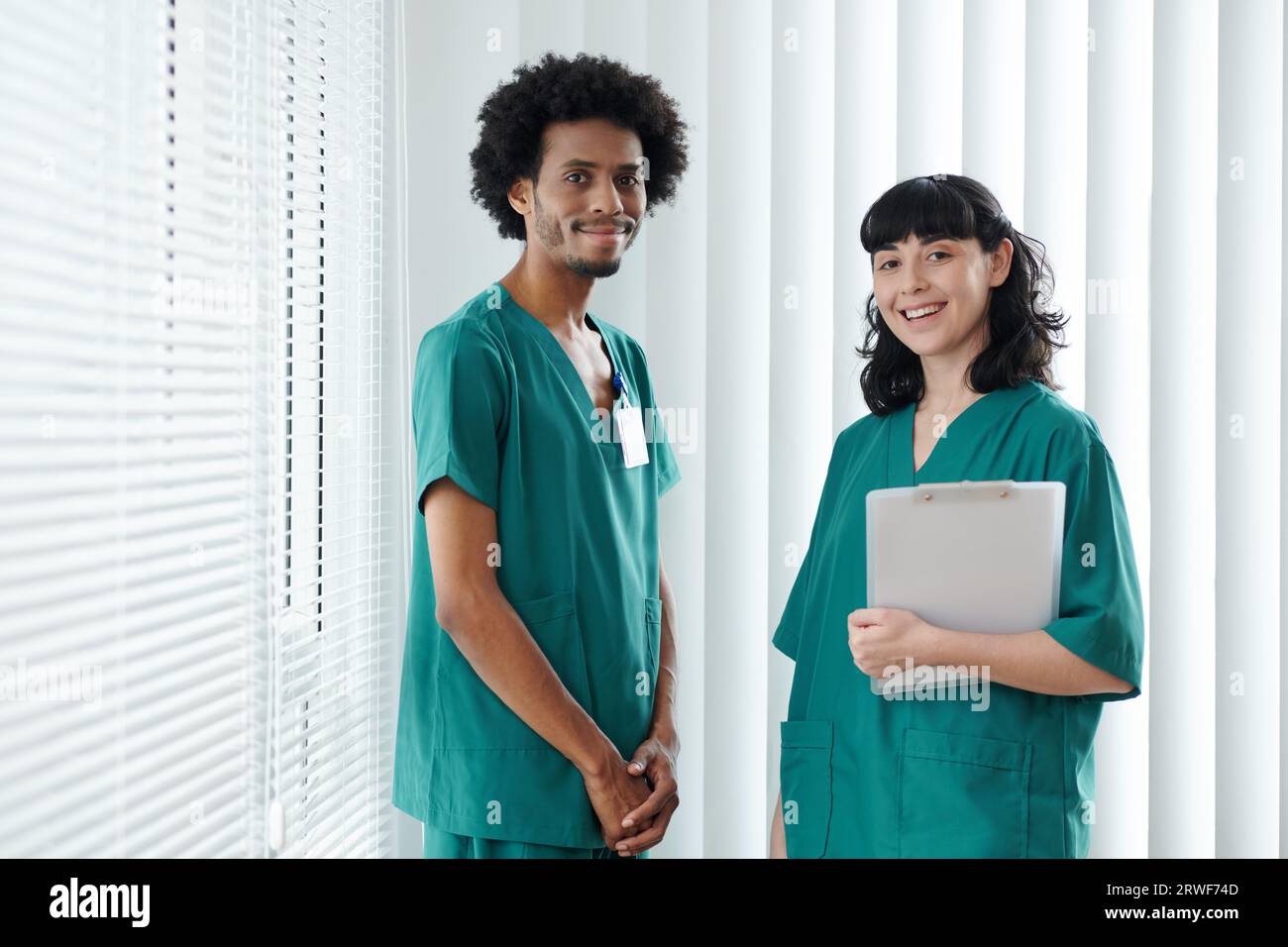 Black doctor talking camera hi-res stock photography and images - Alamy