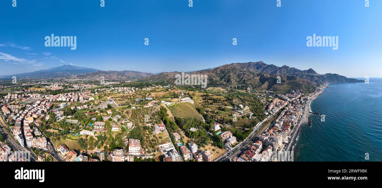 Veduta panoramica su Giardini Naxos, Taormina e Castelmola veduta panoramica aerea dll'alto dal mare; Luoghi balneari per le vacanze estive in Sicilia Stock Photo