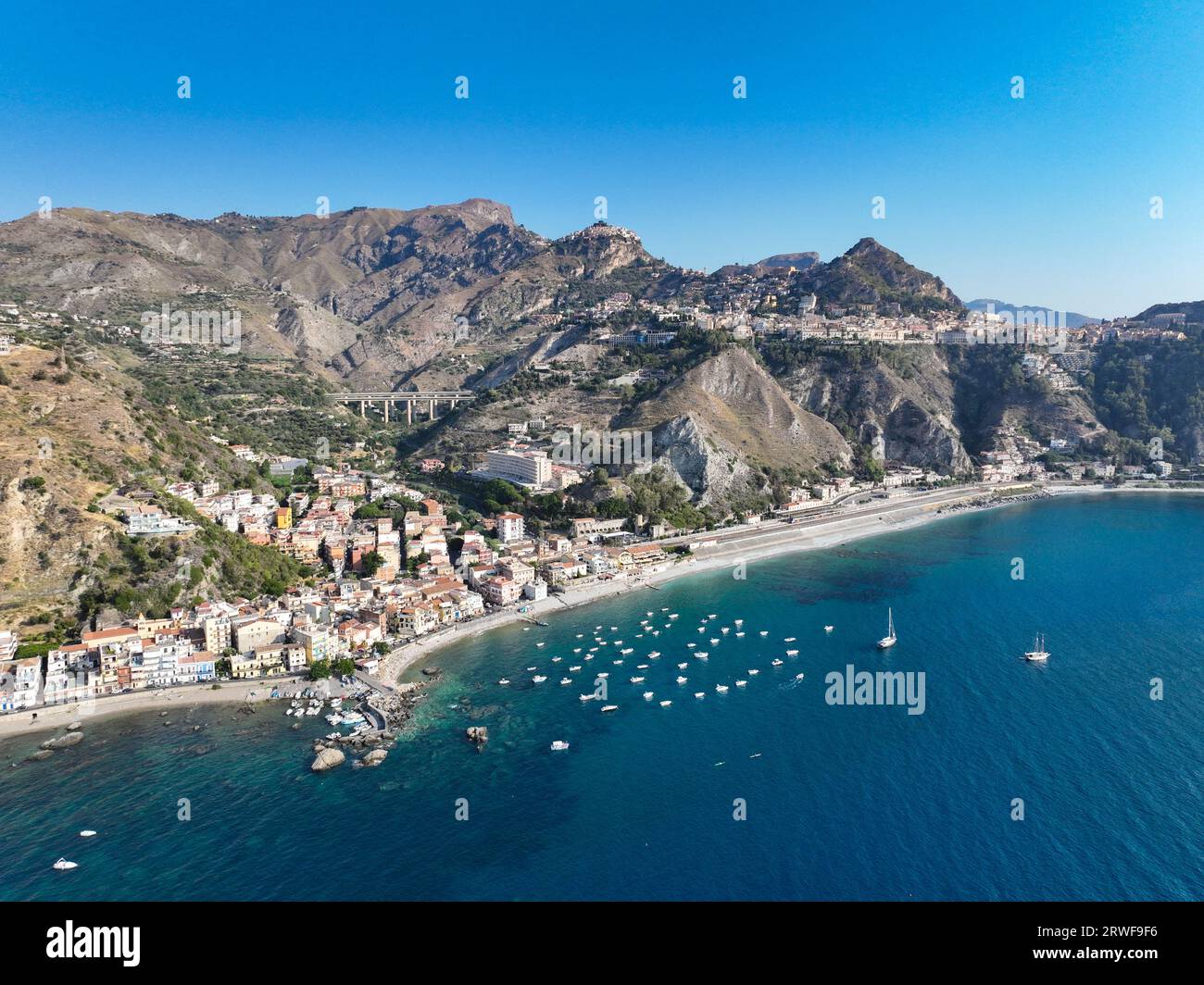 Veduta panoramica su Giardini Naxos, Taormina e Castelmola veduta panoramica aerea dll'alto dal mare; Luoghi balneari per le vacanze estive in Sicilia Stock Photo