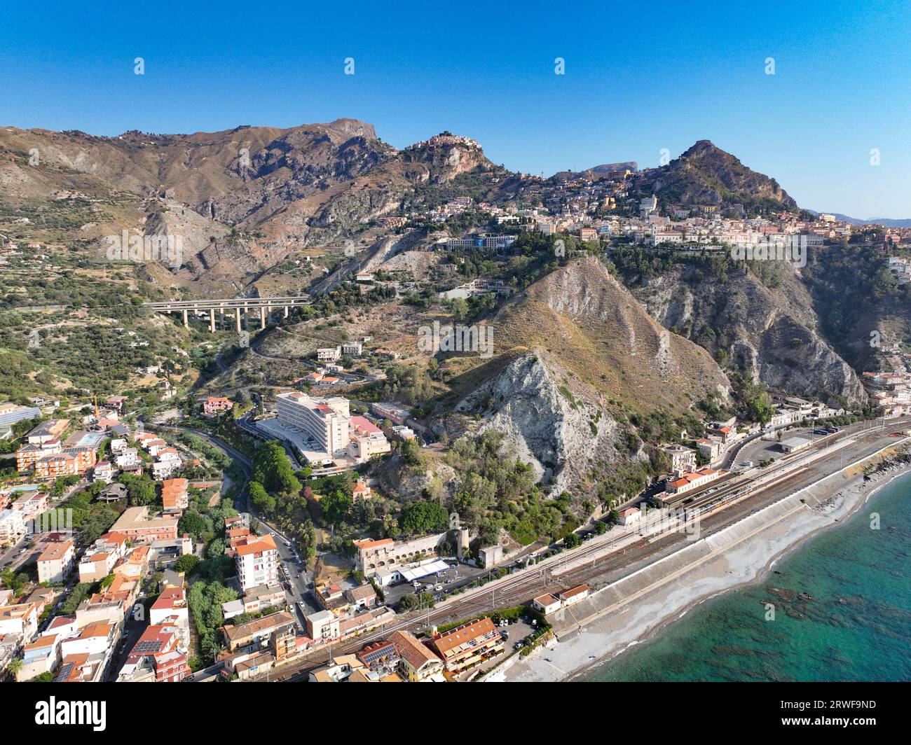 Veduta panoramica su Giardini Naxos, Taormina e Castelmola veduta panoramica aerea dll'alto dal mare; Luoghi balneari per le vacanze estive in Sicilia Stock Photo