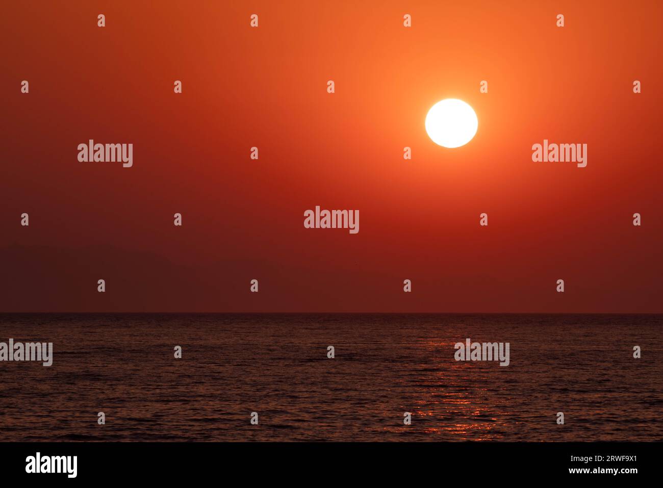 Sole che sorge all alba con cielo e luci calde color arancio Stock Photo