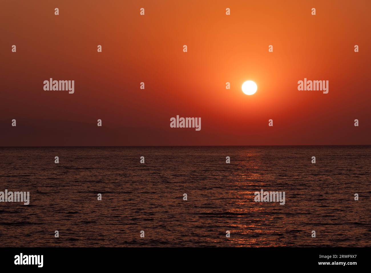 Sole che sorge all alba con cielo e luci calde color arancio Stock Photo
