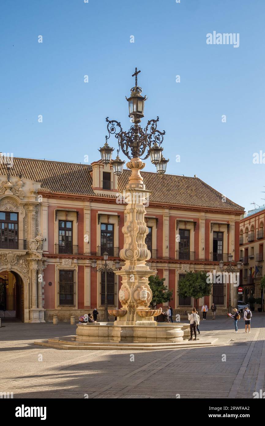 Fuente de la Farola fountain on Plaza Virgen de los Reyes square in Seville, Andalusia, Spain Stock Photo