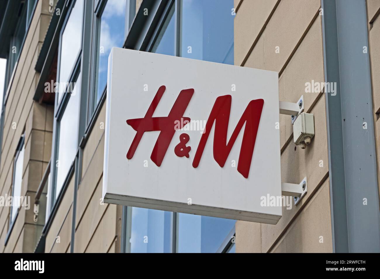 H&m shop sign store hi-res stock photography and images - Alamy