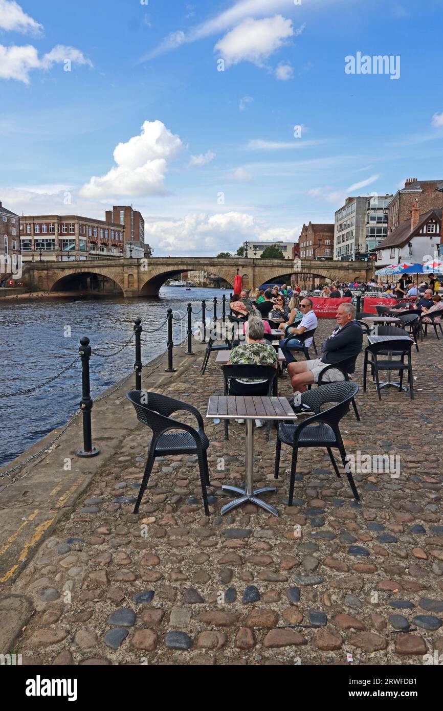 Customers at Kings Arms, York look out onto River Ouse and Ouse Bridge Stock Photo