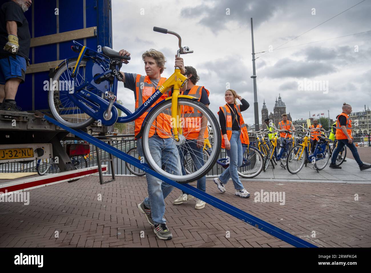 Ov bicycle group of people hi-res stock photography and images - Alamy