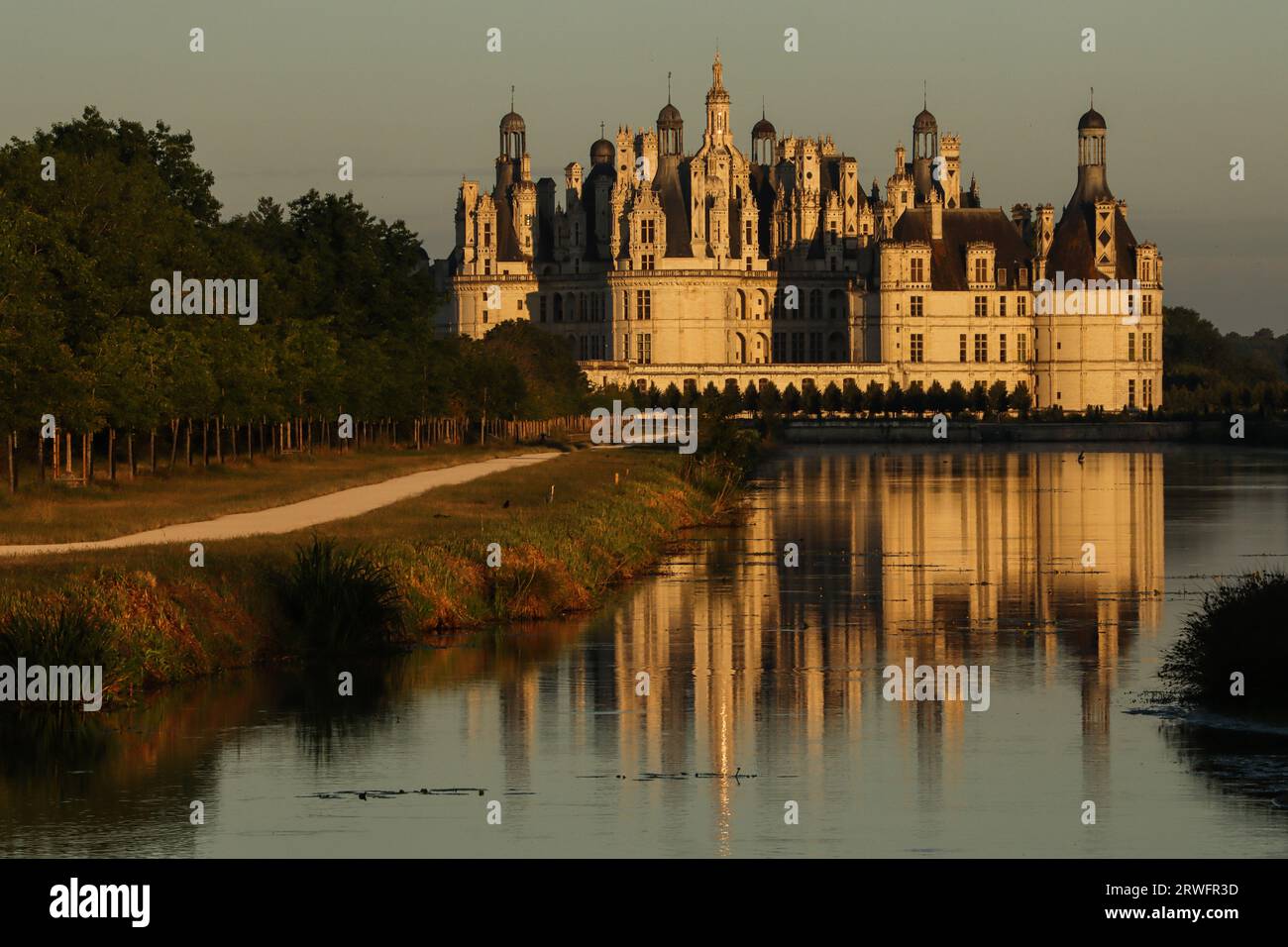 Le château de Chambord et son reflet dans la lumière du matin Stock Photo