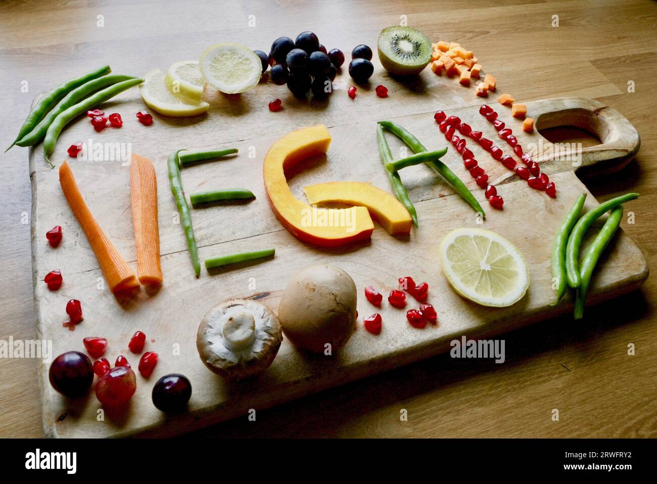 Vegane Ernährung enthält viel Obst, Gemüse und rohkost Stock Photo