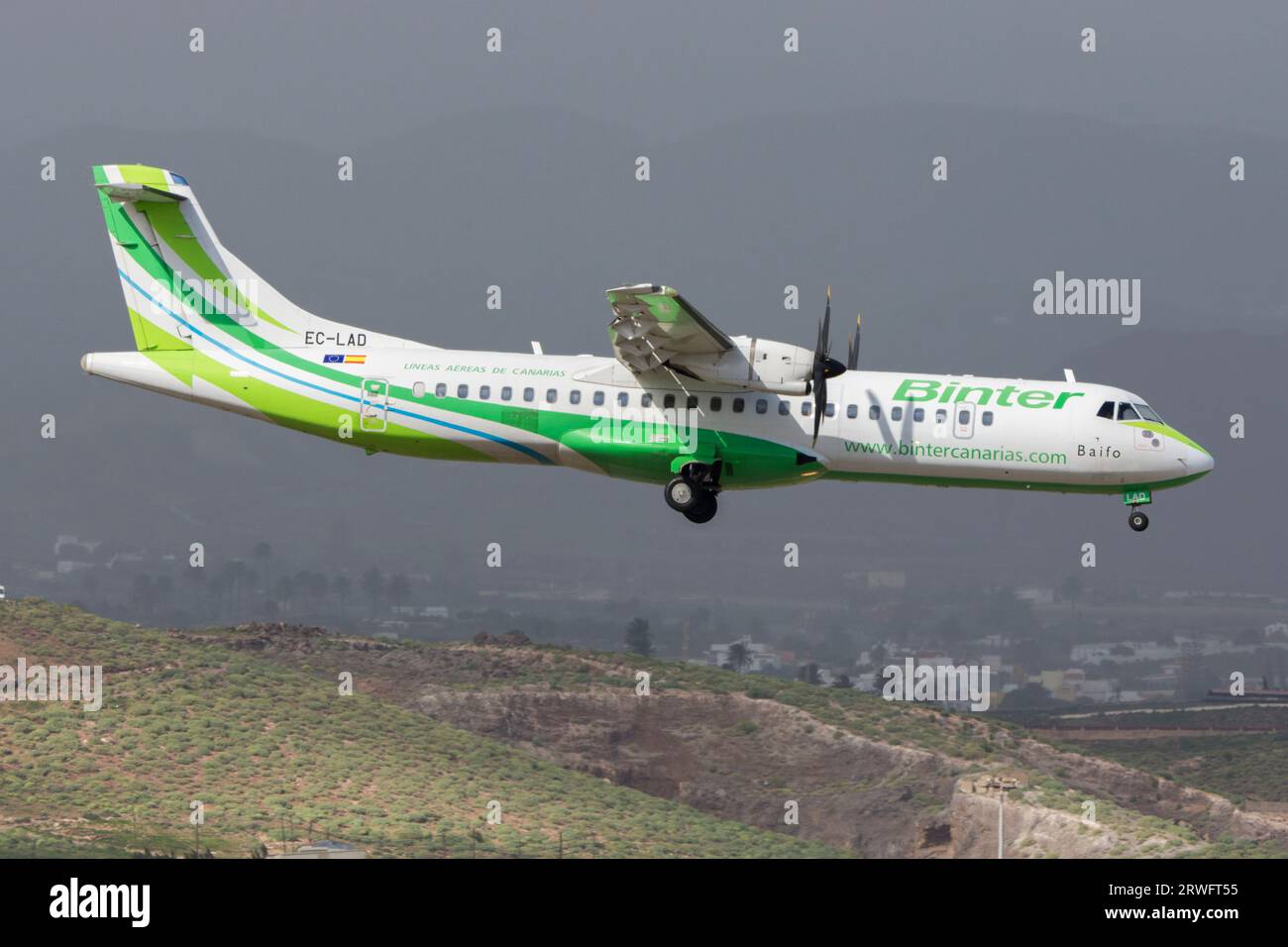 Avión turbo hélice ATR72 de la aerolínea Binter Canarias Stock Photo