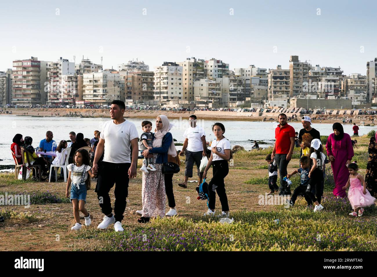 Zum Fest des Fastenbrechens (Eid Mubarak) am Ende des Ramadan feiern die Menschen an der Strandpromenade  Corniche am Strand. Tripoli, Libanon Stock Photo