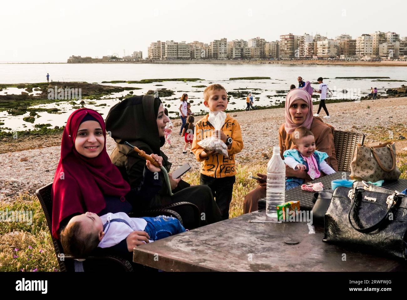Zum Fest des Fastenbrechens (Eid Mubarak) am Ende des Ramadan feiern die Menschen an der Strandpromenade  Corniche am Strand. Tripoli, Libanon. Stock Photo