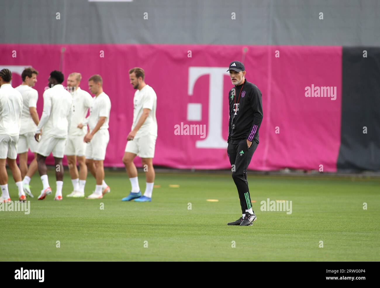 Nachdenklich Auf Dem Trainingsplatz Hi-res Stock Photography And Images ...