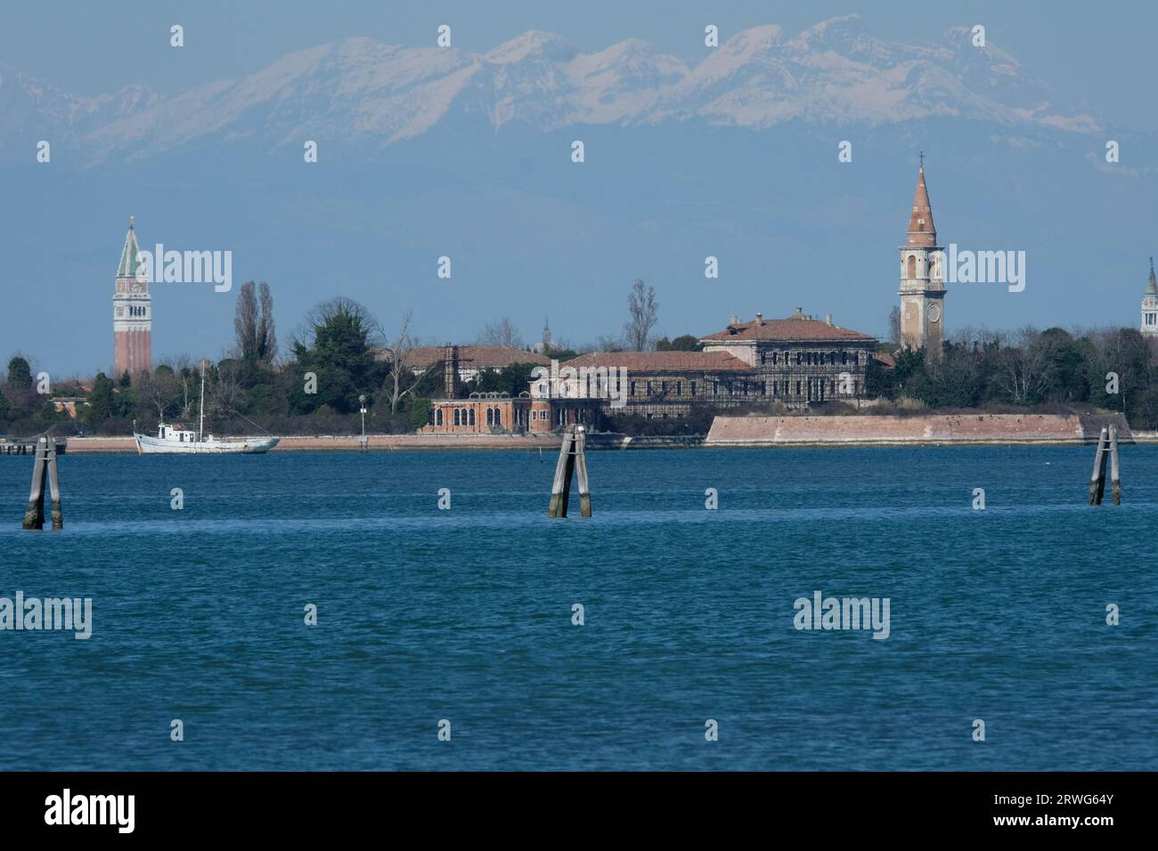 A view of the city of Venice with the Dolomites in the background Stock Photo
