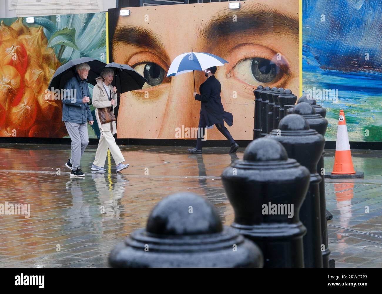 Trafalgar Square, London, UK. 19th Sep 2023. UK Weather: blustery showers in London. Credit: Matthew Chattle/Alamy Live News Stock Photo