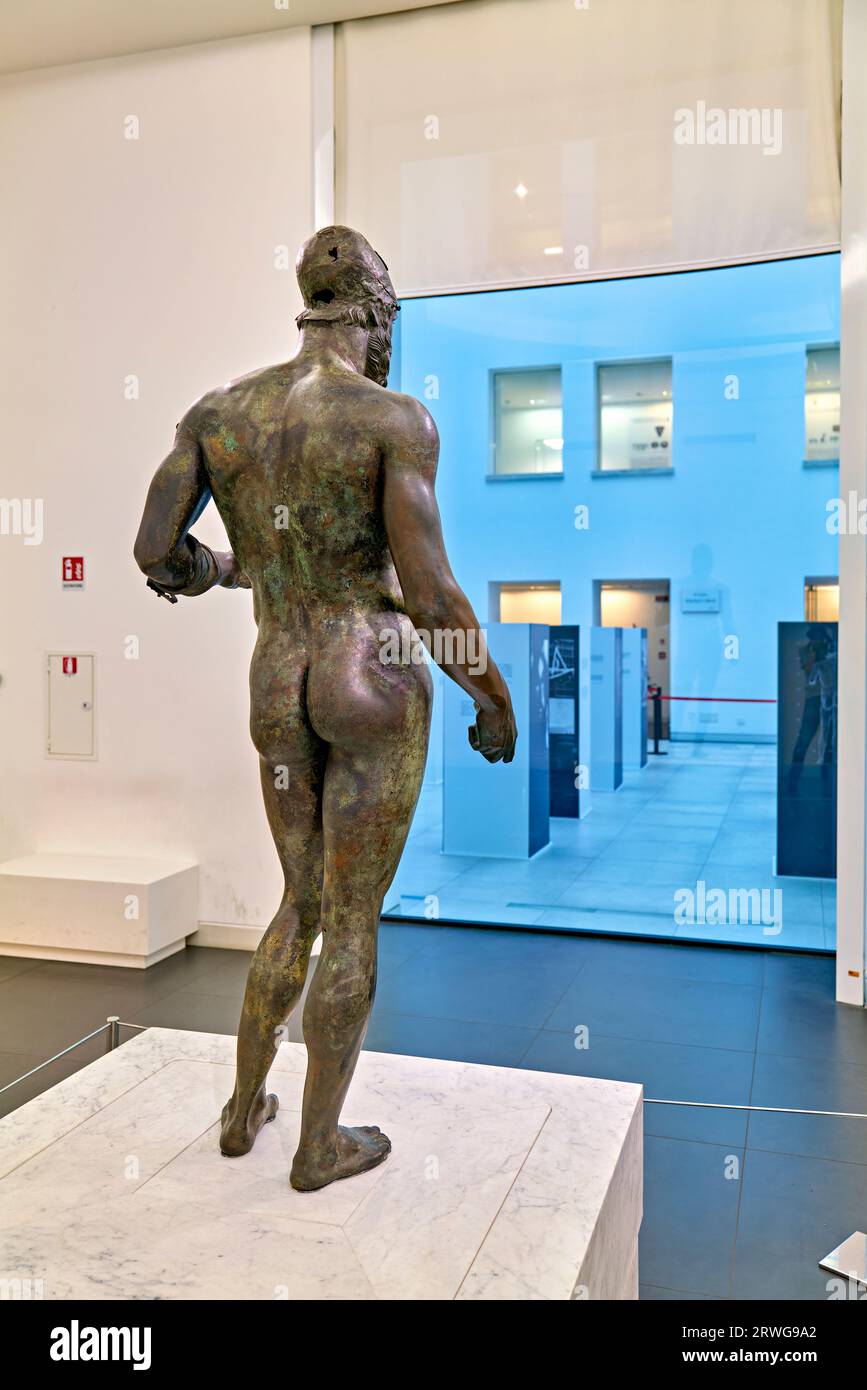 Reggio Calabria. Calabria Italy. The Riace Bronzes at the National Museum  of Magna Grecia. Statue B Stock Photo - Alamy, image size:867x1390