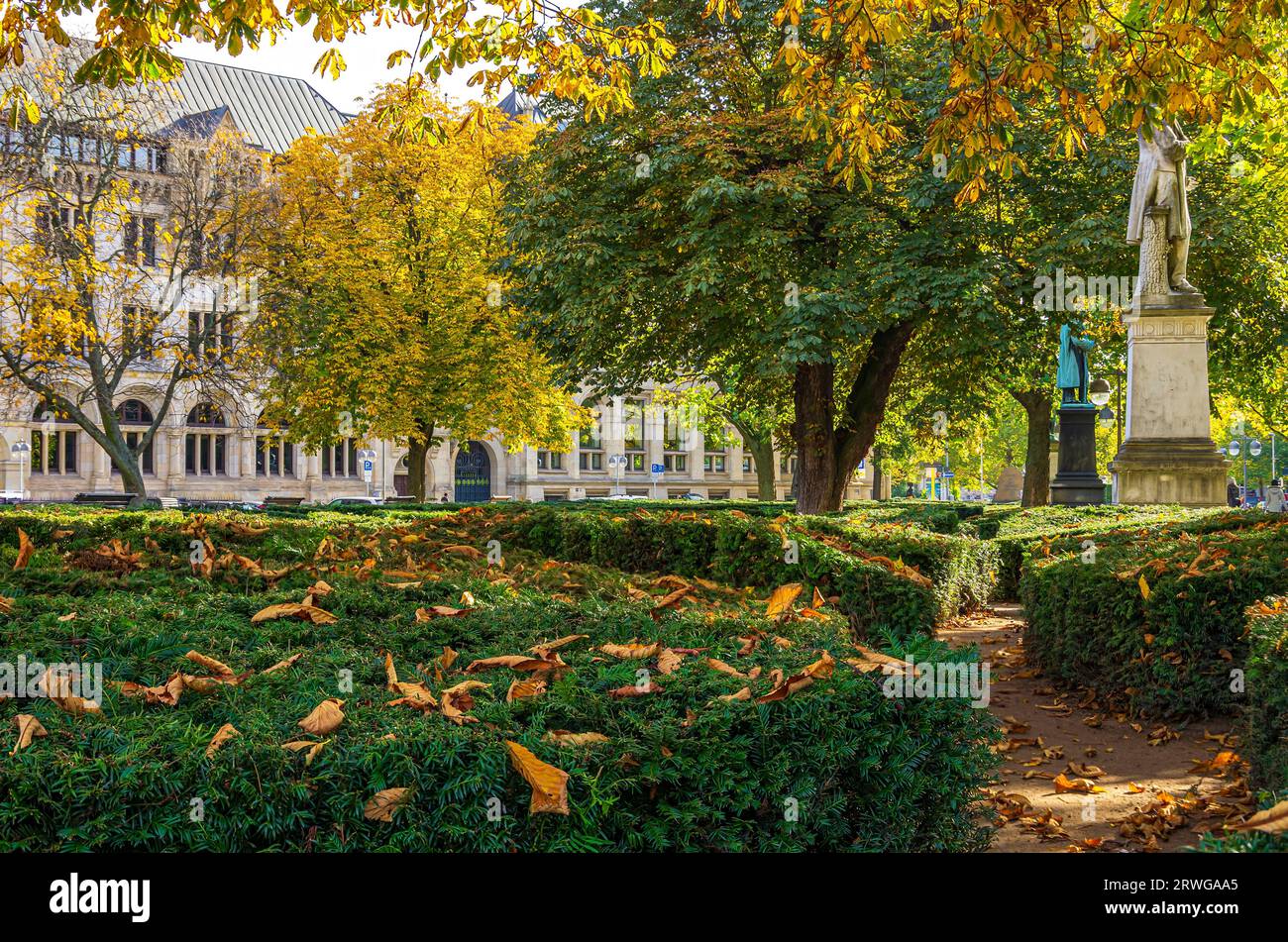 Triangle maze hi-res stock photography and images - Alamy