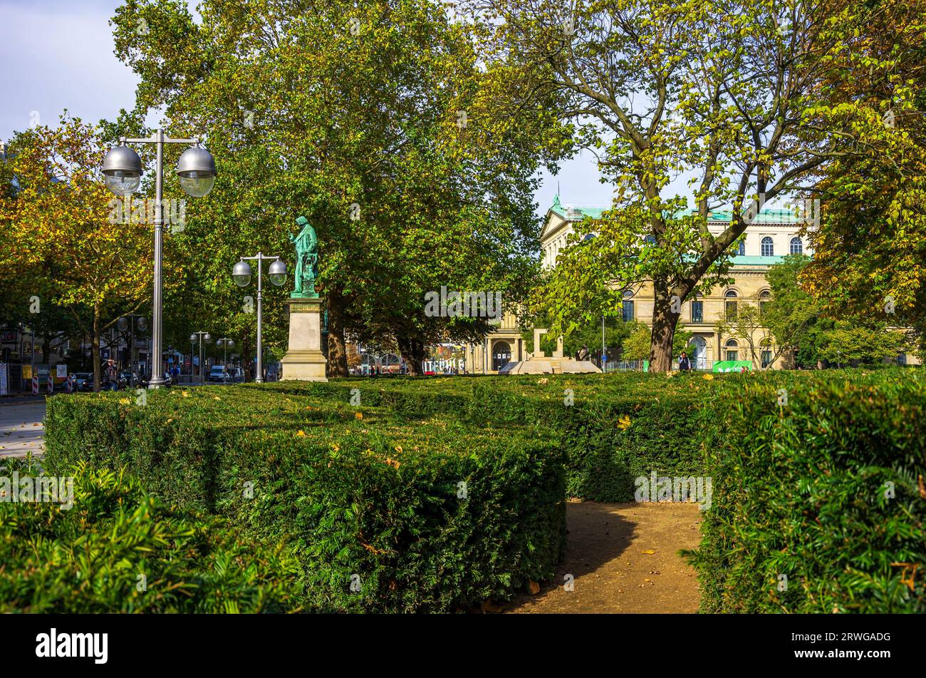 Triangle maze hi-res stock photography and images - Alamy