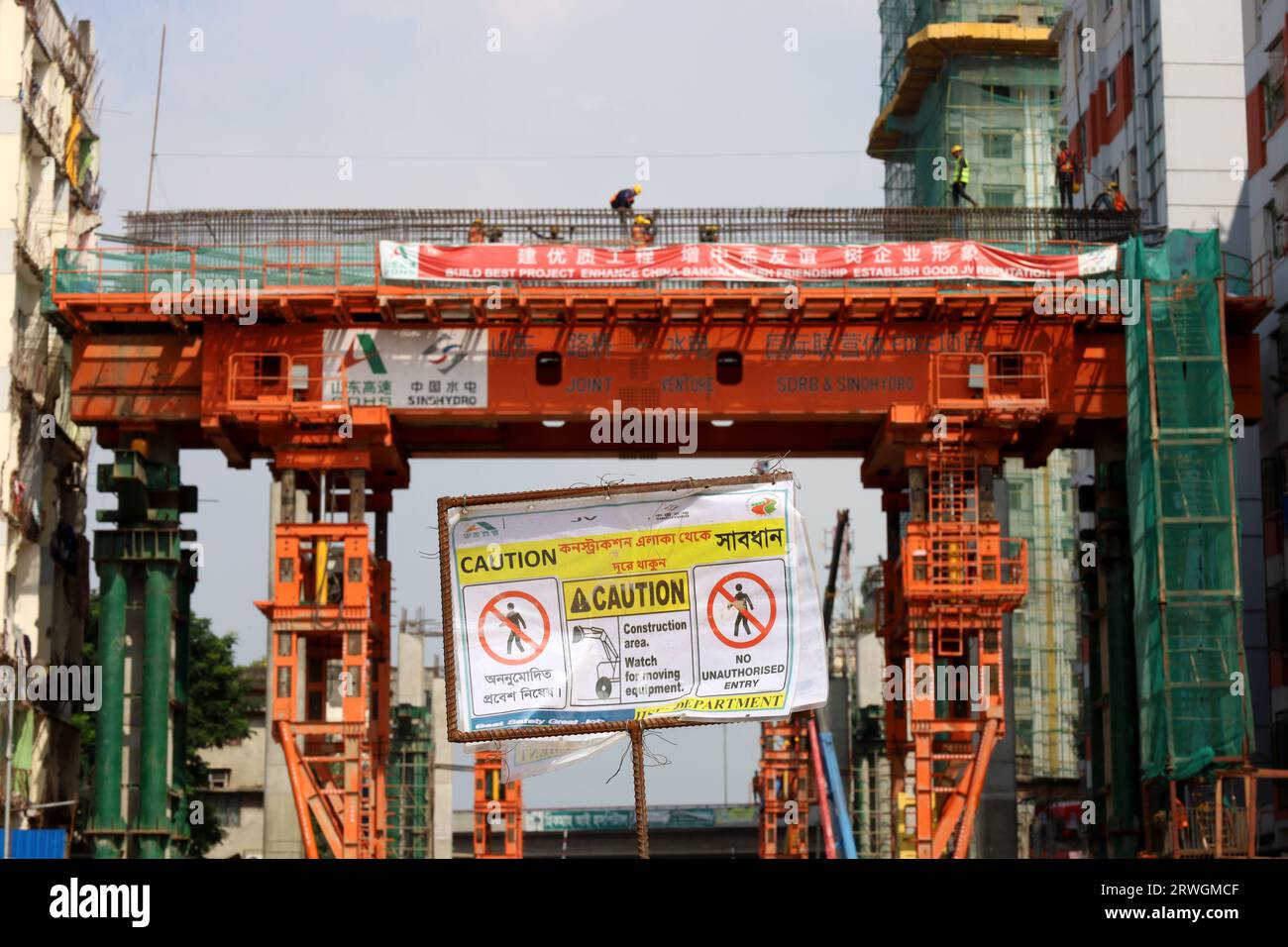Dhaka, Dhaka, Bangladesh. 19th Sep, 2023. Workers are working on the construction of pillars on the railway line for the third phase of the elevated expressway in Dhaka, Bangladesh. (Credit Image: © Syed Mahabubul Kader/ZUMA Press Wire) EDITORIAL USAGE ONLY! Not for Commercial USAGE! Stock Photo