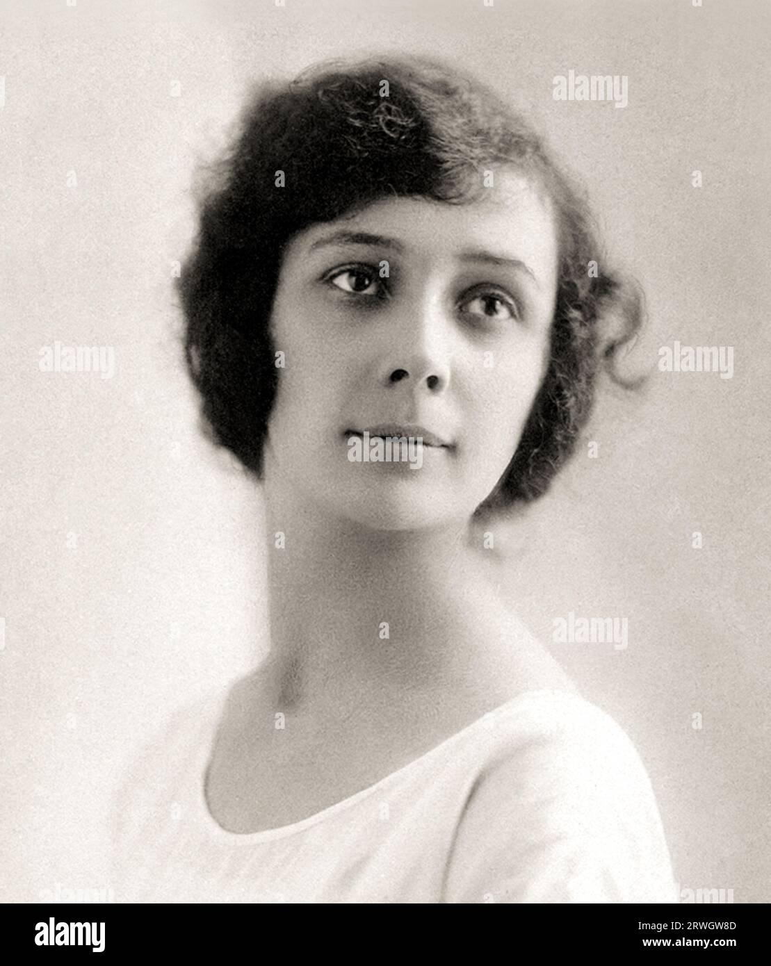 1925 c, ROME , ITALY: The italian ORNELLA RAVASCHIERI FIESCHI ( 1904 - 2004 ), daughter of conte Vincenzo dei Duchi di Roccapiemonte ( 1870 - 1929 ) and Beatrice Grabinsky Potenziani Spada Veralli ( 1873 - 1959 ). Married in 1928 with S.A.S. prince Carl VON SCHOENBURG WALDENBURG of Saxony . Photo by Eva Barrett ( 1879 - 1950 ). - HISTORY - FOTO STORICHE - Principessa - princess - Schönburg - Schoenburg-Waldenburg di Sassonia - portrait - ritratto - ANNI VENTI - 20's - '20 - NOBILI ITALIANI - italian nobility - Nobiltà italiana - nobile --- Archivio GBB Stock Photo