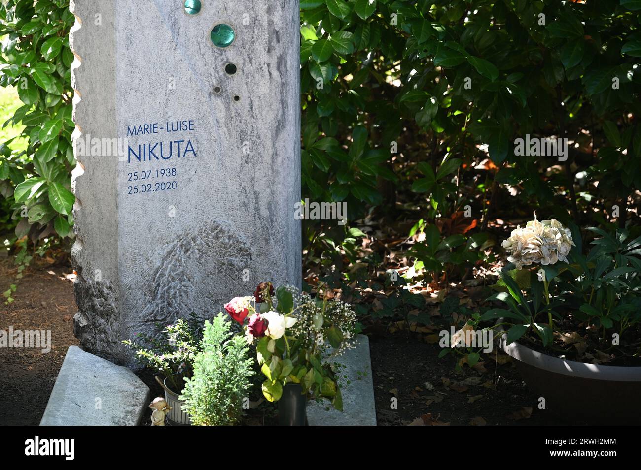Cologne, Germany. 10th Sep, 2023. The grave of the Cologne dialect singer Marie Luise Nikuta at the Melaten cemetery. Credit: Horst Galuschka/dpa/Alamy Live News Stock Photo