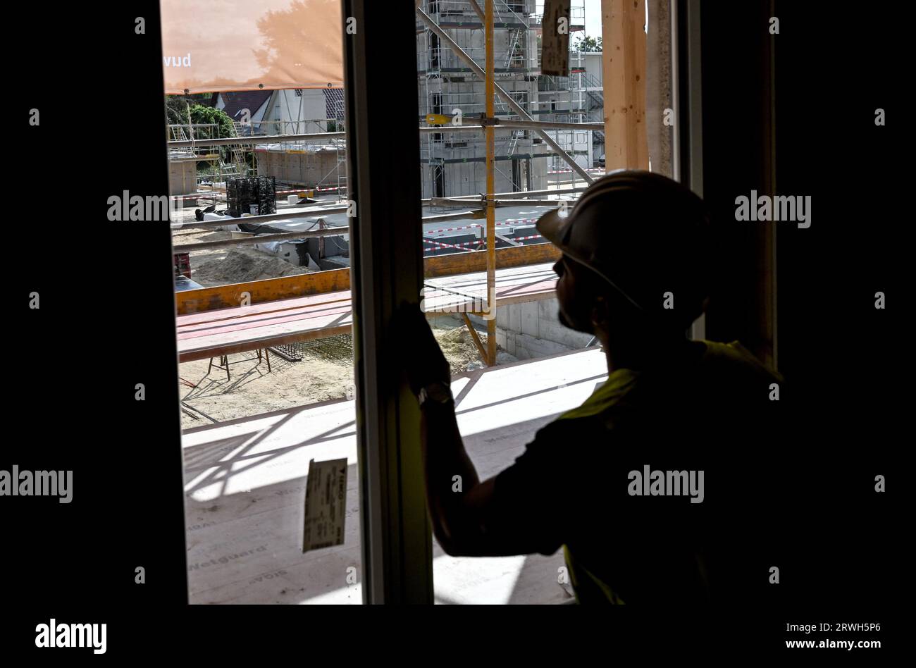 Berlin, Germany. 19th Sep, 2023. David Haustein, shell foreman at the construction site of Vonovia's Holzbauquartier project. Credit: Britta Pedersen/dpa/Alamy Live News Stock Photo