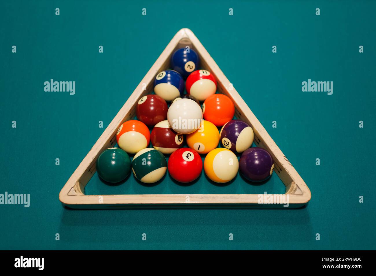 billiard-accessories-balls-and-pyramid-on-a-billiard-table-2RWH9DC.jpg