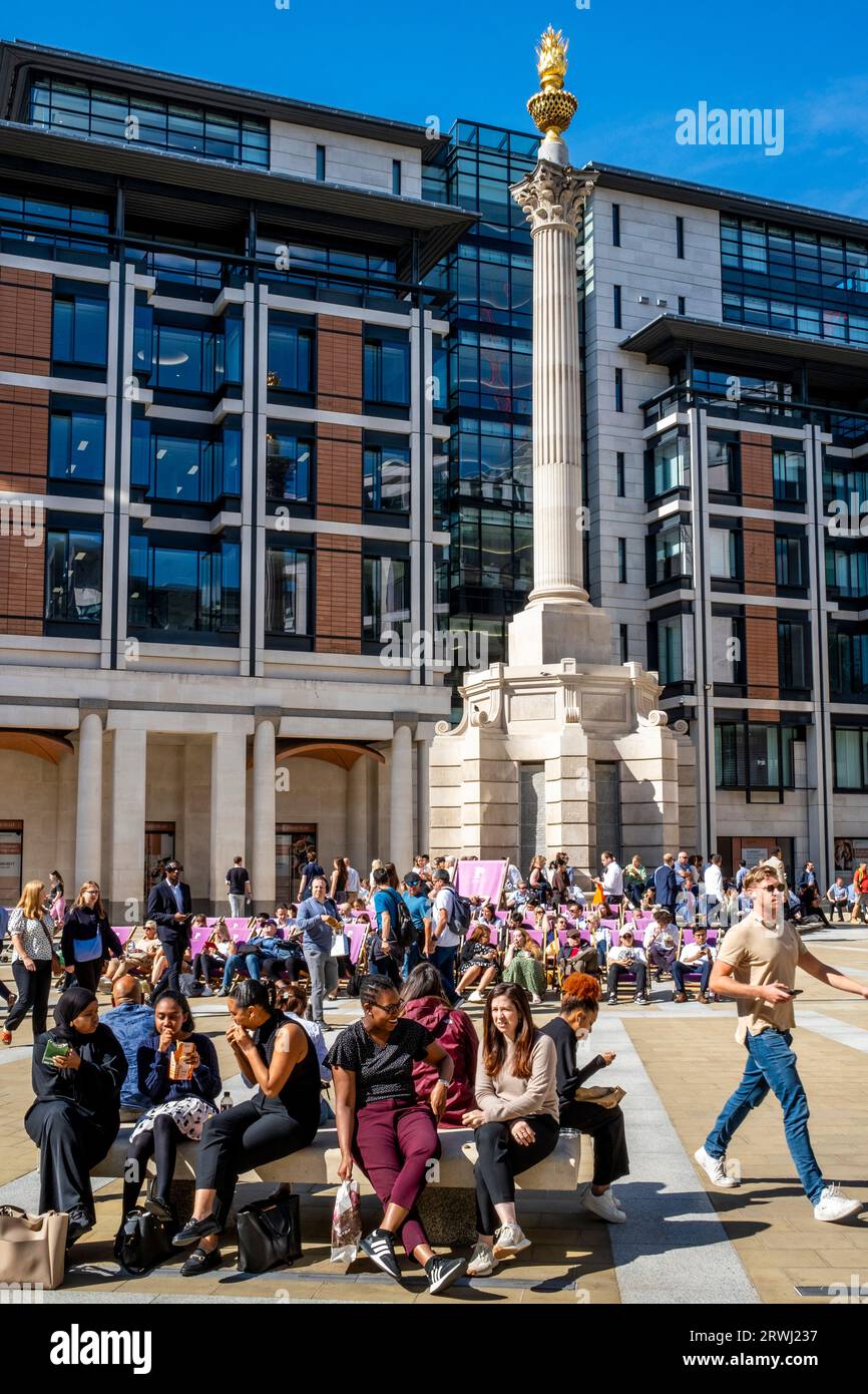 Office Workers Sitting Down Eating Lunch, Paternoster Square, The City Of London, London, UK. Stock Photo
