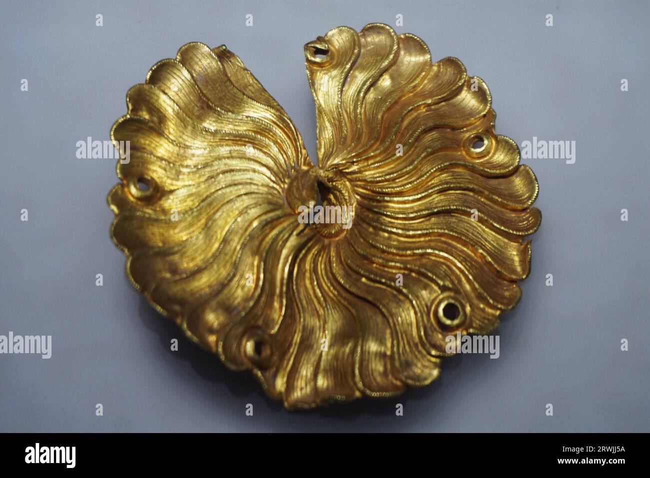 Double phoenix gold ornaments hi-res stock photography and images - Alamy