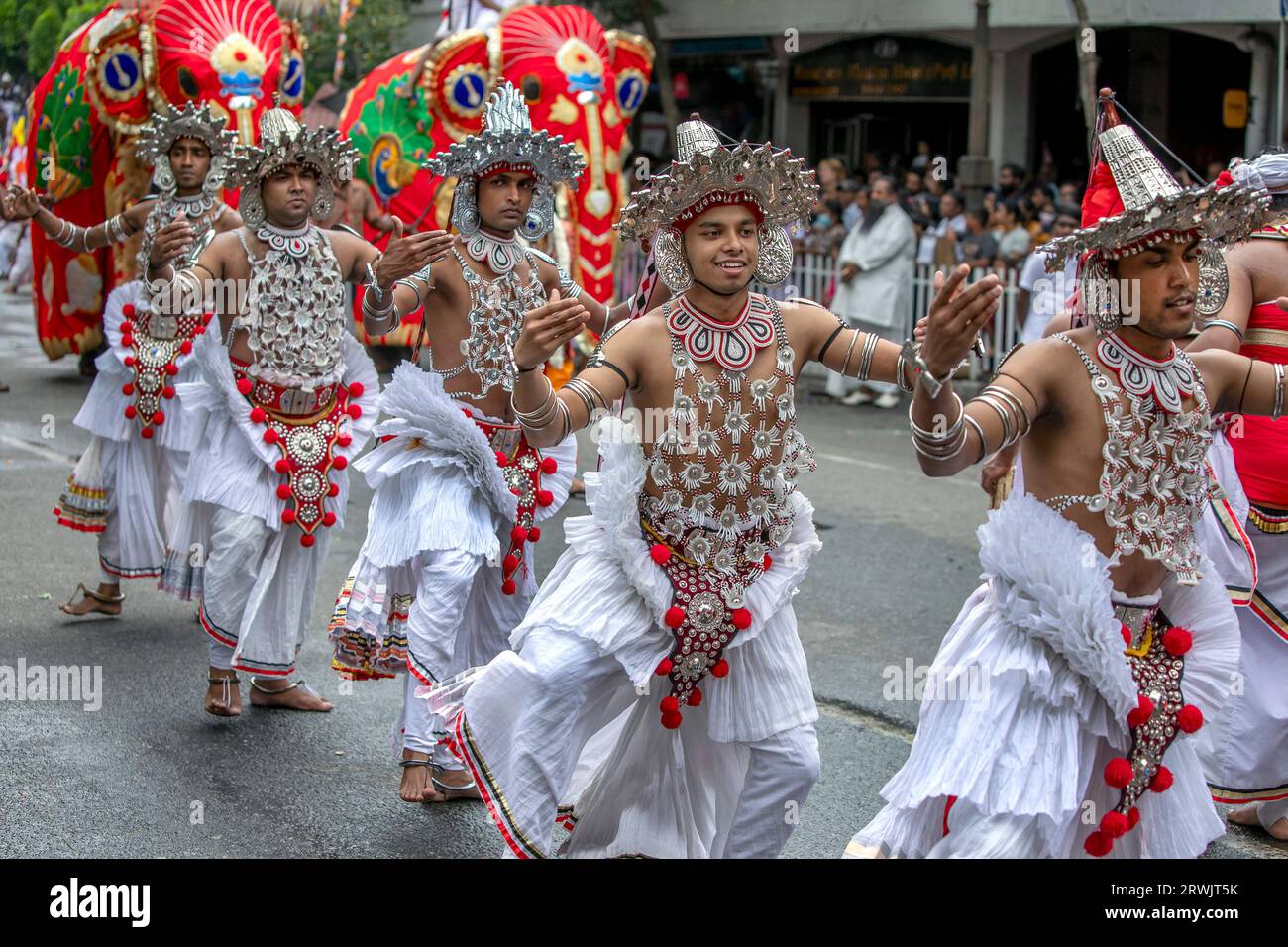 Kandyan costume hi res stock photography and images Alamy