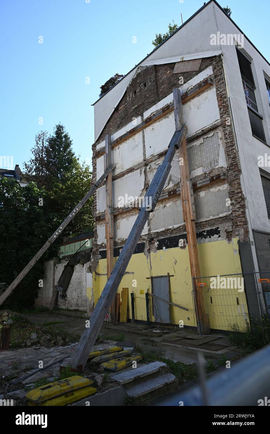 Cologne, Germany. 07th Sep, 2023. A gable wall, house wall is supported after the demolition of the neighboring house Credit: Horst Galuschka/dpa/Horst Galuschka dpa/Alamy Live News Stock Photo