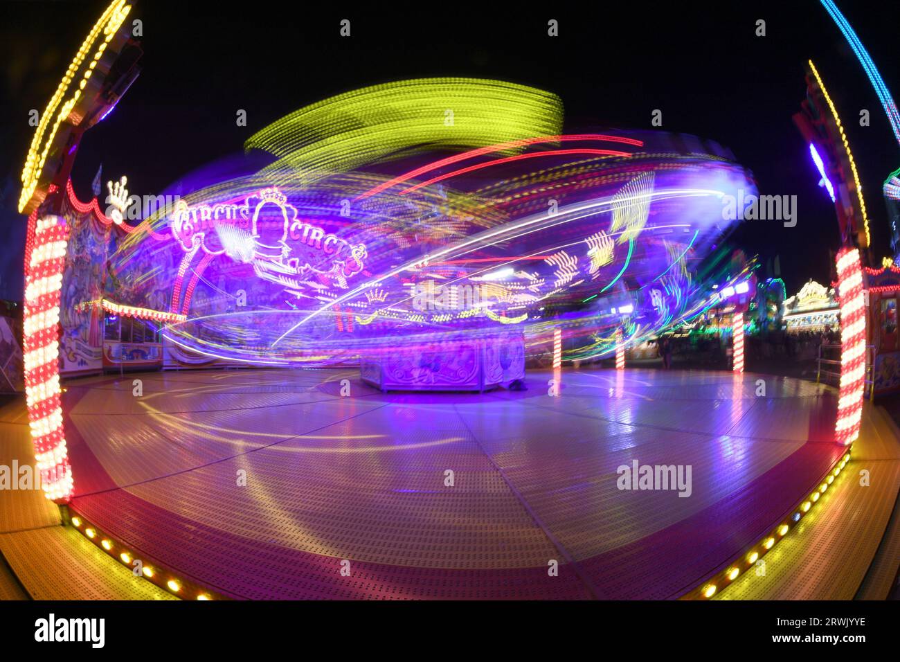 Munich, Germany. 19th Sep, 2023. Long exposure: A ride lights up at night at the Oktoberfest. The 188th Wiesn takes place this year from 16.09.- 03.10.2023. Credit: Felix Hörhager/dpa/Alamy Live News Stock Photo