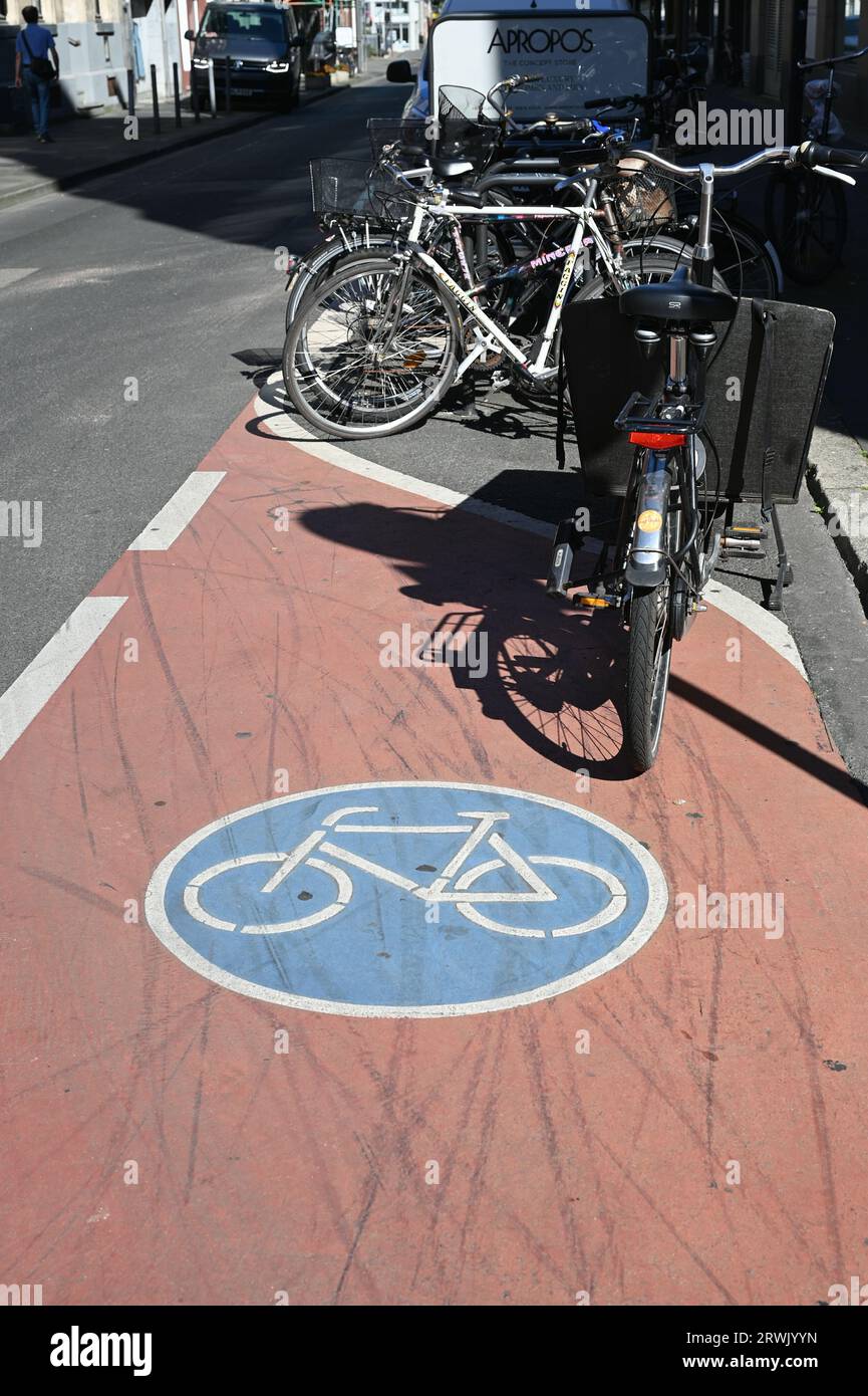 Cologne, Germany. 07th Sep, 2023. End of a red marked bicycle path with blue pictogram and bicycle parking spaces Credit: Horst Galuschka/dpa/Horst Galuschka dpa/Alamy Live News Stock Photo