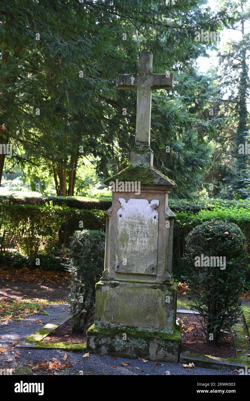 Cologne, Germany. 10th Sep, 2023. old weathered grave with cross at the Cologne cemetery for celebrities Melaten Credit: Horst Galuschka/dpa/Horst Galuschka dpa/Alamy Live News Stock Photo