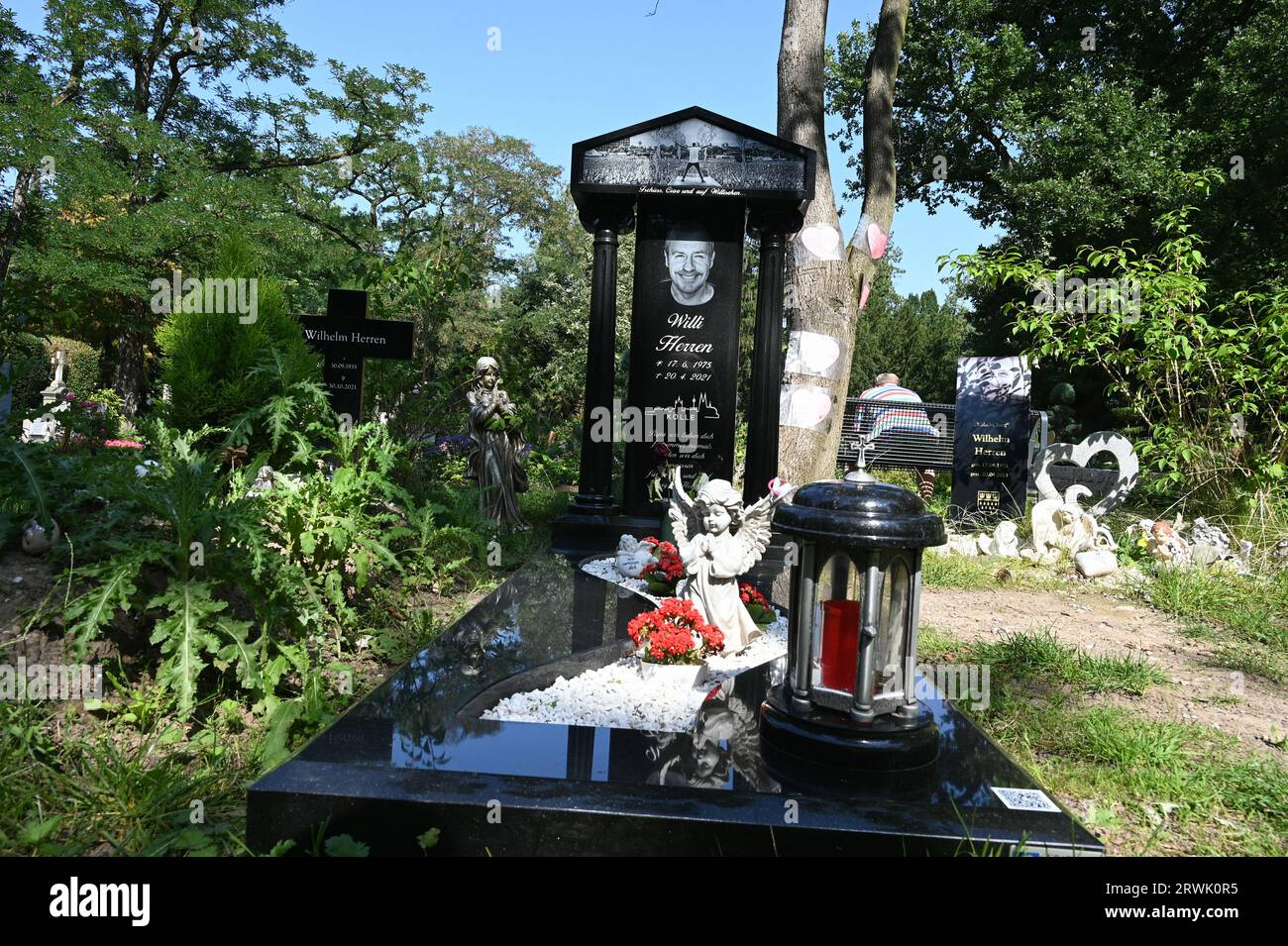 Cologne, Germany. 10th Sep, 2023. Grave of the actor and singer Willi Herren at the Cologne celebrity cemetery Melaten Credit: Horst Galuschka/dpa/Horst Galuschka dpa/Alamy Live News Stock Photo