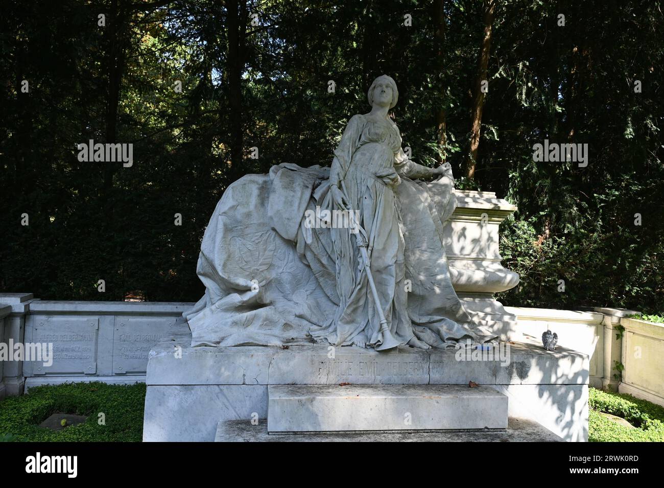 Cologne, Germany. 10th Sep, 2023. An angel watches over the grave of the Oelbermann family. He was a Cologne entrepreneur active in the textile trade, grave in the Cologne cemetery for celebrities Melaten Credit: Horst Galuschka/dpa/Horst Galuschka dpa/Alamy Live News Stock Photo