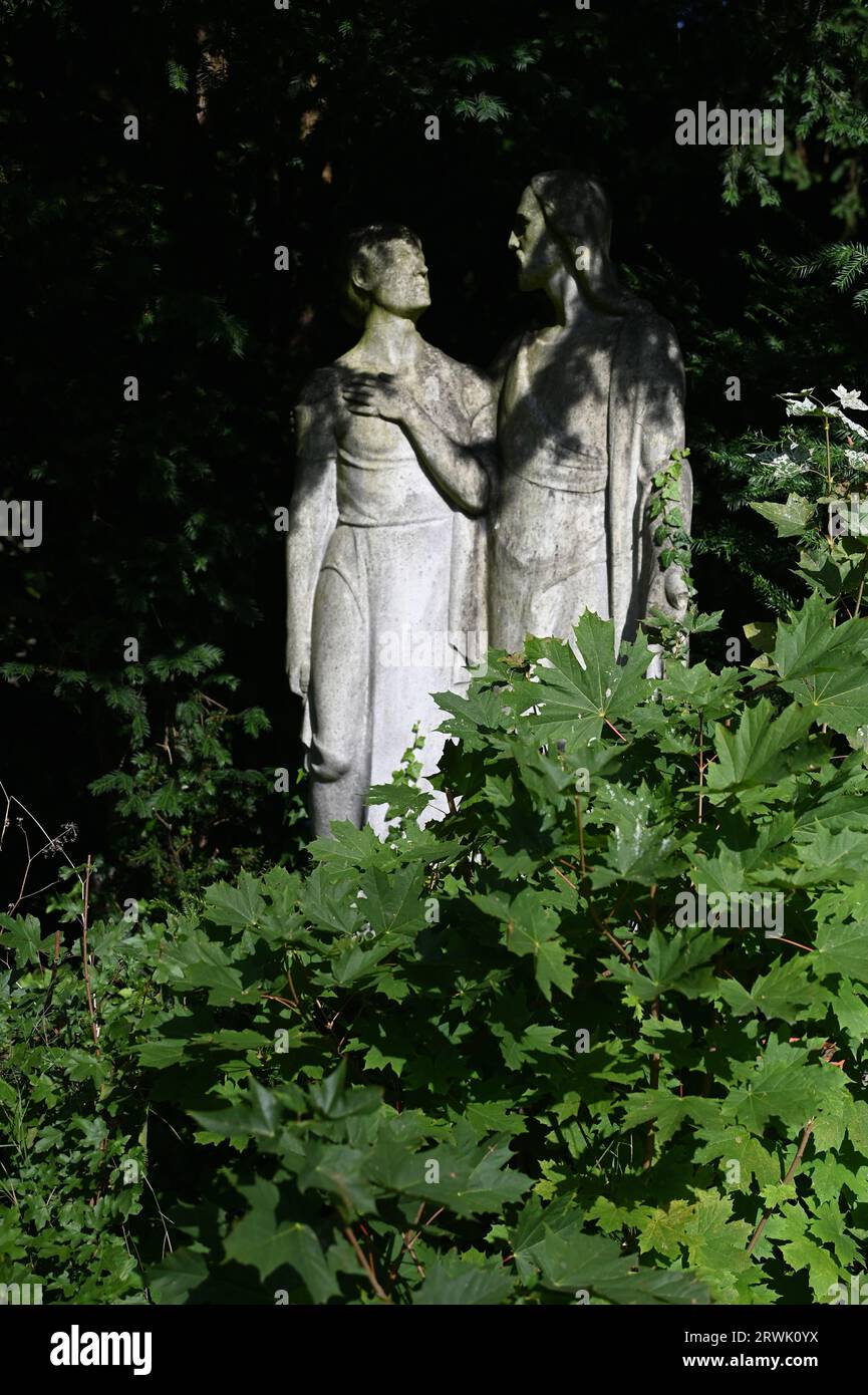 Cologne, Germany. 10th Sep, 2023. Figure on an overgrown grave at the Cologne cemetery for celebrities Melaten Credit: Horst Galuschka/dpa/Horst Galuschka dpa/Alamy Live News Stock Photo
