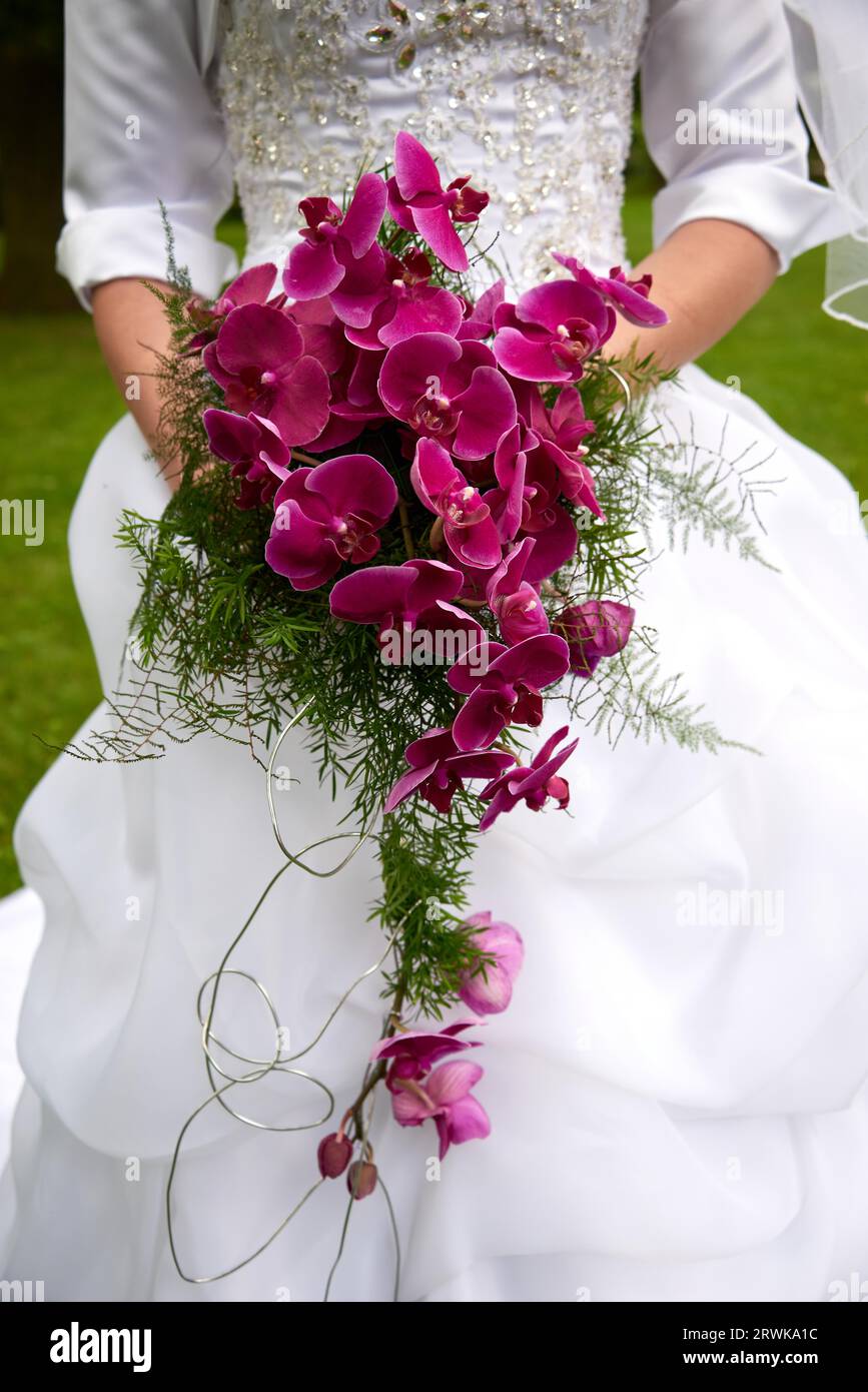 Bride holding wedding bouquet Stock Photo - Alamy