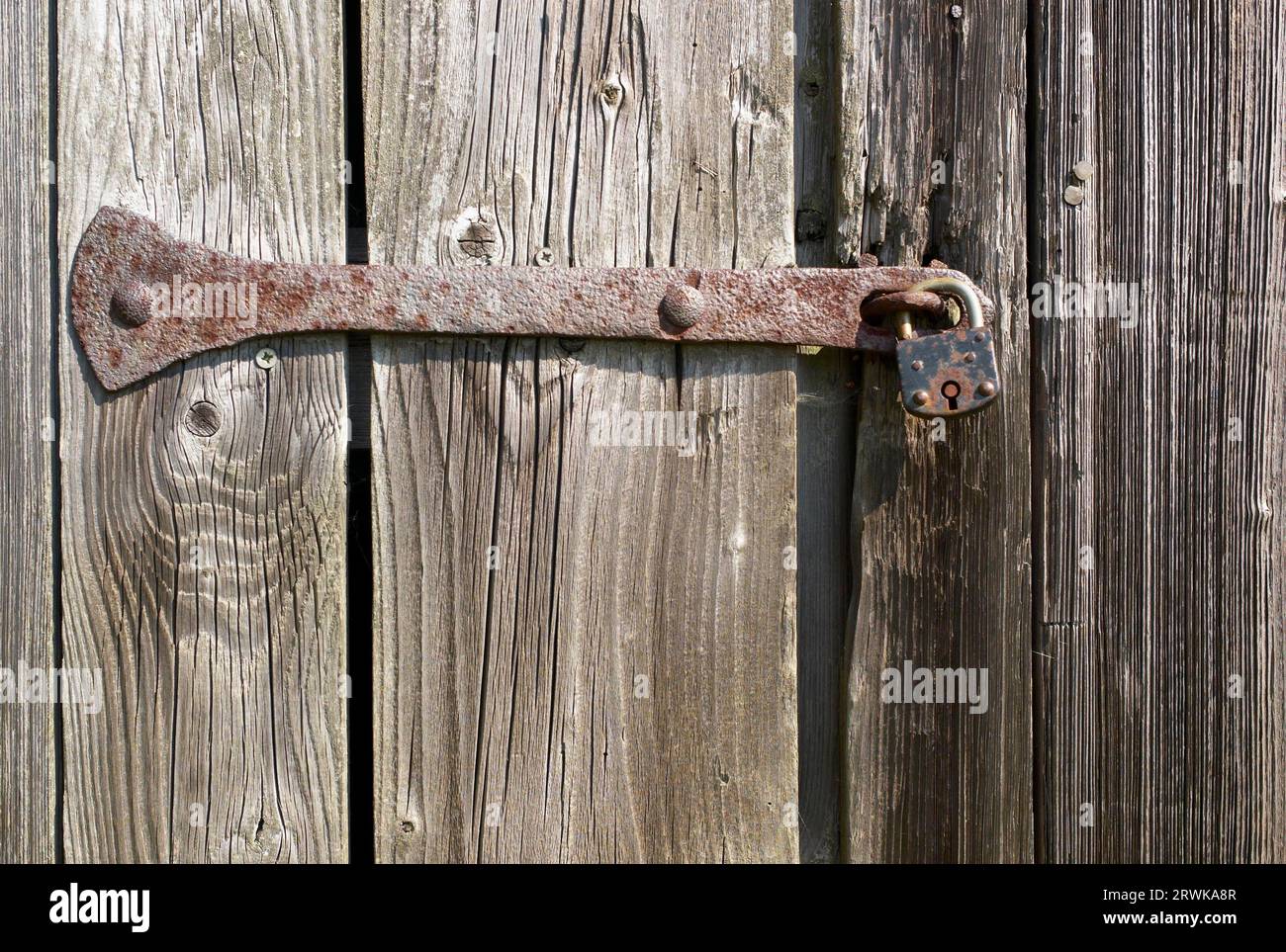 Old lock on a barn door Stock Photo - Alamy