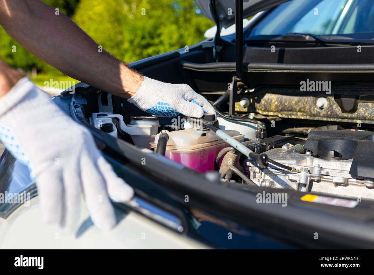 mechanic inspects the expansion tank with green antifreeze. Vehicle coolant  level in the car's radiator system. auto parts 10508759 Stock Photo at  Vecteezy