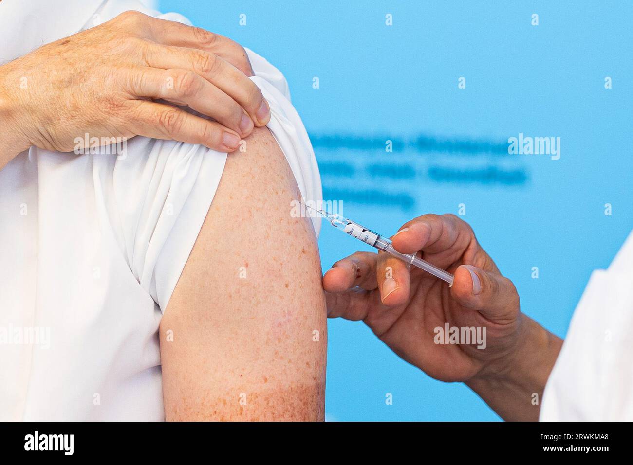 Hanover, Germany. 19th Sep, 2023. Fabian Feil (l), President of the Lower Saxony State Health Agency (NLGA), receives an influenza vaccination against influenza from Andreas Philippi (SPD, r), Minister of Health of Lower Saxony, at the Lower Saxony Ministry of Health. (recrop) With the vaccination, the minister symbolically rang in the vaccination season. Credit: Michael Matthey/dpa/Alamy Live News Stock Photo