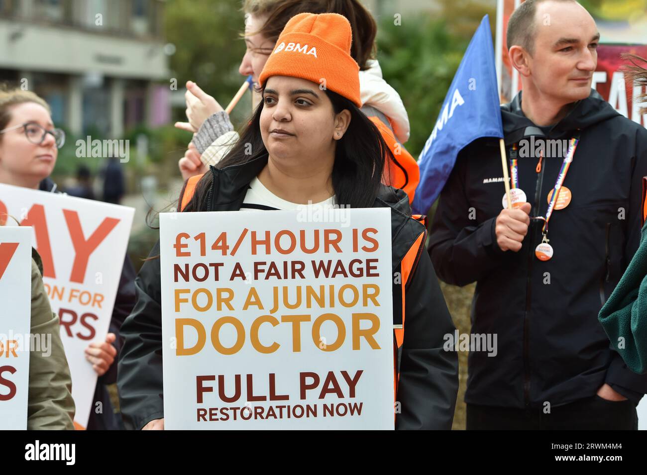 London, England, UK. 20th Sep, 2023. Junior Doctors and consultants picket outside St. Thomas Hospital as part of a BMA walkout across NHS hospitals in England. The strike lasts two days for consultants and three for junior doctors, driven by a dispute over pay and working conditions. The BMA emphasizes the need for a 35 percent salary increase to counter years of wage stagnation due to inflation. (Credit Image: © Thomas Krych/ZUMA Press Wire) EDITORIAL USAGE ONLY! Not for Commercial USAGE! Stock Photo