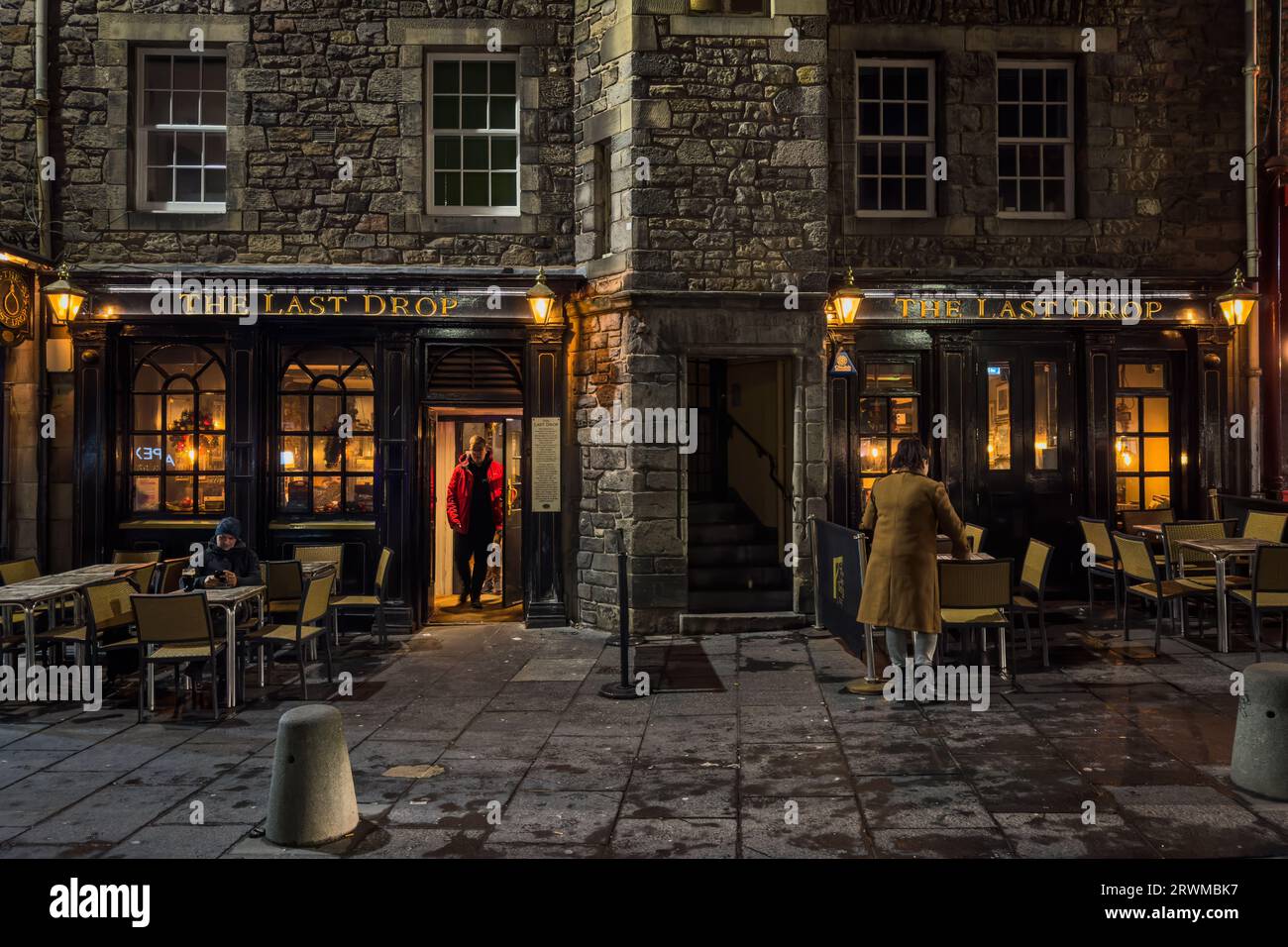 A traditional Scottish pub at Grassmarket Square, Edinburgh, Scotland Stock Photo Alamy