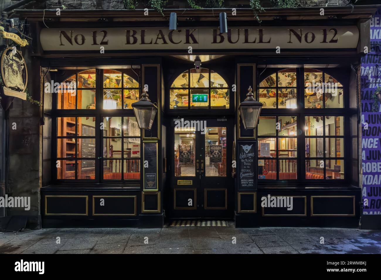 A traditional Scottish pub at Grassmarket Square, Edinburgh, Scotland Stock Photo Alamy