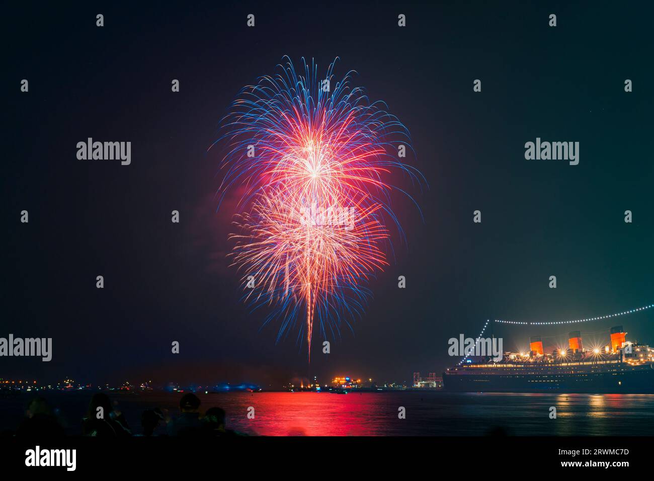 Long beach queen mary fireworks hires stock photography and images Alamy