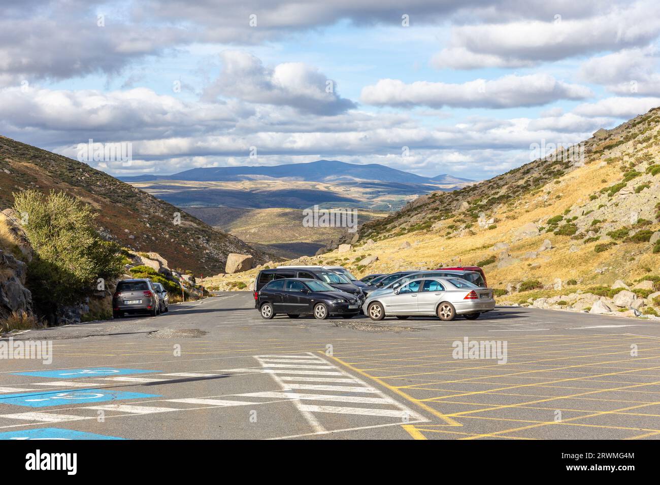 Sierra de Gredos, Spain, 04.10.21. Plataforma de Gredos parking lot with cars and camper vans parked in front of the entrance to the Regional Park of Stock Photo