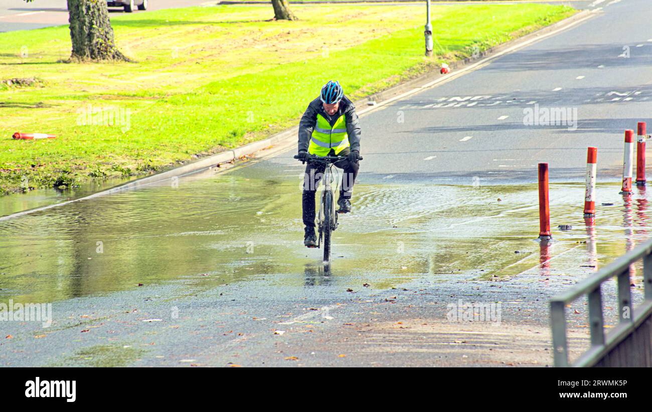 Glasgow, Scotland, UK. 20th  September, 2023. UK Weather: Hurricane Nigel  Rain in the city saw  the A82 and its bike lane on great western road in the north of the city flooded and a hazard to traffic. Credit Gerard Ferry/Alamy Live News Stock Photo