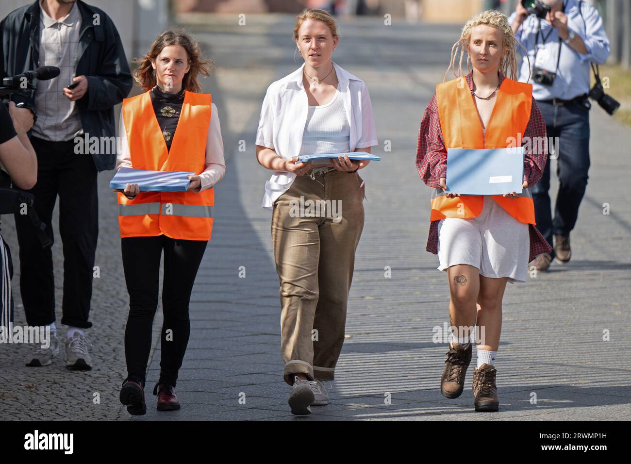 Berlin, Germany. 20th Sep, 2023. Activists of the climate protection group Letze Generation come to the Chancellor's Office with 50 printed copies of an open letter to Chancellor Scholz. In the letters they ask the Chancellor to take seriously the criticism of social movements and the concerns of policemen and policewomen about the impending climate collapse. Credit: Sebastian Christoph Gollnow/dpa/Alamy Live News Stock Photo