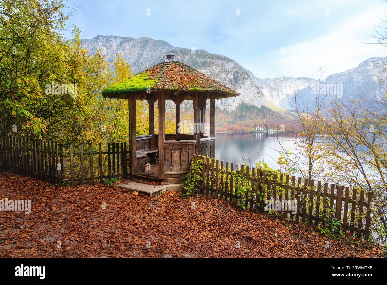 Viewpoint on the Panorama Trail with beautiful wooden gazebo and view of Lake Hallstatt and Alps Mountains - Hallstatt, Austria Stock Photo