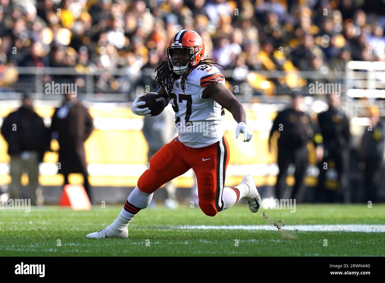 Nick Chubb suffers another severe knee injury, likely ending the Browns  star running back's season