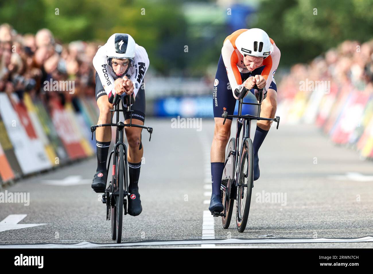 EMMEN - (l-r) Miguel Heidemann, Daan Hoole in action during the individual time trials for men on the first day of the European Cycling Championships. ANP VINCENT JANNINK Stock Photo